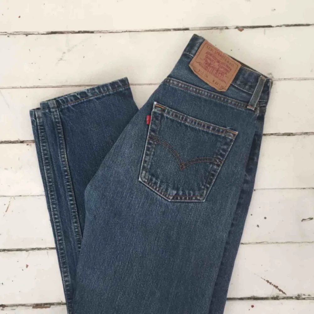 Underbara vintage jeans från Levi’s. I modellen 510, sitter löst på benen men ganska tight på rumpan, lite som mom jeans.  W28 L30  Pga väldigt hög efterfrågan kan man buda på brallorna😇. Jeans & Byxor.