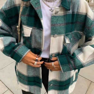  - Grönrutig jacka från zara. Använd fåtal gånger och säljer för att jag har slutat använda den. Priset kan diskuteras vid snabb affär. Köparen betalar för frakten. 😊