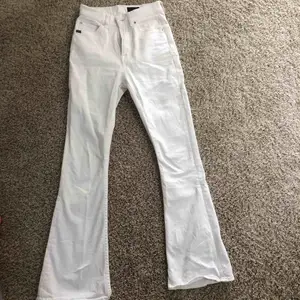 Vita jeans från tiger of Sweden använda en gång jättebra skick frakt tillkommer 