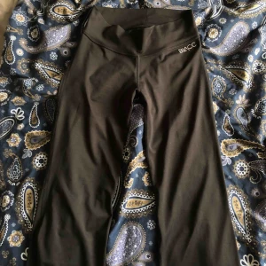  - Säljer ett par svarta utsvängda träningstajts, aldrig använt pga för stora i midjan💫