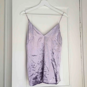 Sammetslinne lila - Linne i lila sammet från H&M. Storlek 34. Oanvänt, lappen kvar. Tillhörande kjol (se min profil)