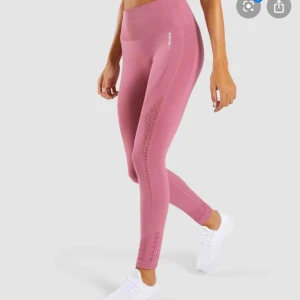  - Säljer mitt super sköna gymshark sett eftersom jag har 3 andra av samma modell! Älskar dessa kläder, dem sitter verkligen på plats under hela träningen! 