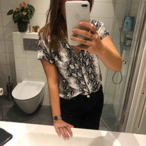  - En söt blus med krage som tyvärr används för sällan. Köparen står för frakt