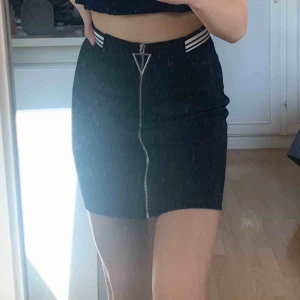  - Söt kjol i strl xxs men upplever dem mer som xs-s. Passar mig bra som har strl S. Köparen står för frakt. 