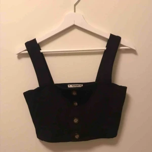  - Gulligt croppat linne från PULL&BEAR med knappar! Storlek M men skulle säga att den är mer som s/m!! Möts upp i Stockholm eller fraktar!!!