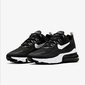 Nike Air Max 270 react  - Helt oanvänd. Kartong ingår. Bekväm sneaker med react foam och luftdämpning i hälen. Svart sko med vit swoosh och vit sula. Denna modell av Air max släpptes år 2018 och är en väldigt populär och bekväm lifestylesko. Originalpris 1699 kr. 
