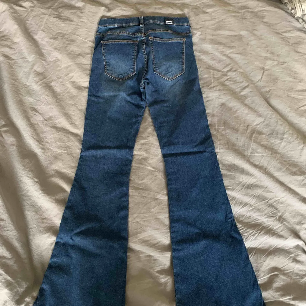 Superfina blåa jeans från DR DENIM. Köpte för ca 1 år sedan men i så bra skick då dem knappt är använda! Modellen heter Macy Flared. Pris är inklusive frakt! . Jeans & Byxor.