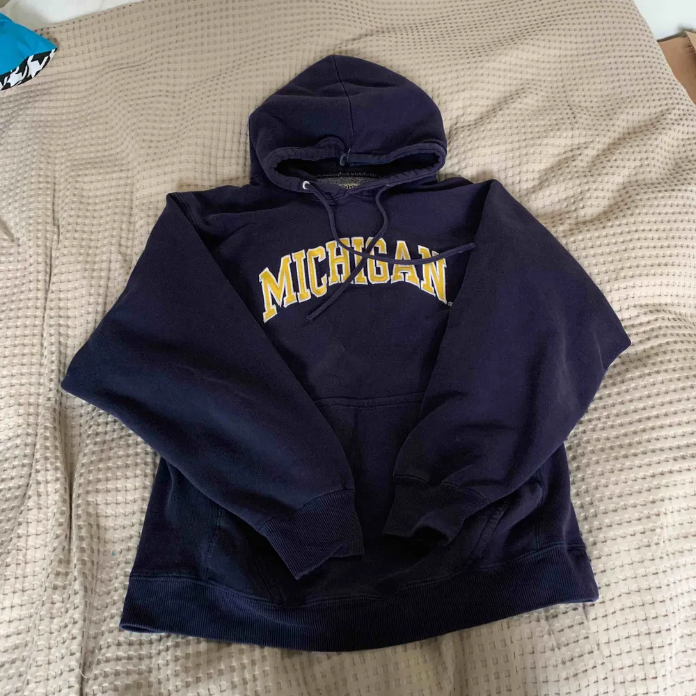 Vintage hoodie med gul text som läser ”Michigan” från Steve and Barry’s. Märket som gjort denna lade ner 2009 så sjukt ovanligt plagg. Bud: 360kr, har ingen budat över dig på 24 timmar = du har vunnit. Hoodies.