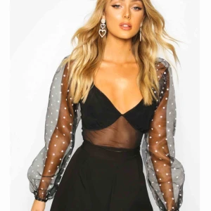  - En sprillans ny crop top, köptes för några dagar sedan. Har dock tagit bort prislappen då jag trodde att jag skulle få användning av den. Men jag kommer ej att använda denna. Den är fin och elegant. Köparen får stå för fraktkostnaden som tillkommer. 