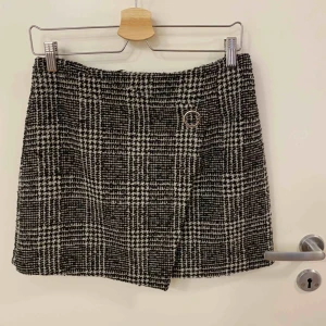 Rutig kjol - Tjockare kjol i omlott stil med dragkedja baktill. Aldrig använd