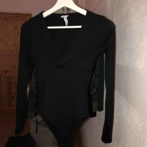  - Skit snygg body, säljer för att den aldrig kommer till användning 😊