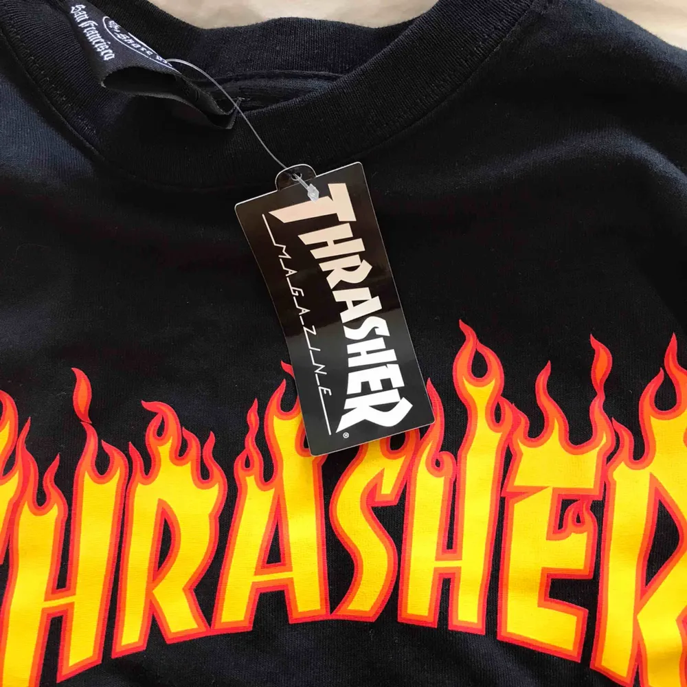 THRASHER t-shirt, oanvänd: prislapp kvar! Köparen står för frakt. Köpt för 399kr. . T-shirts.