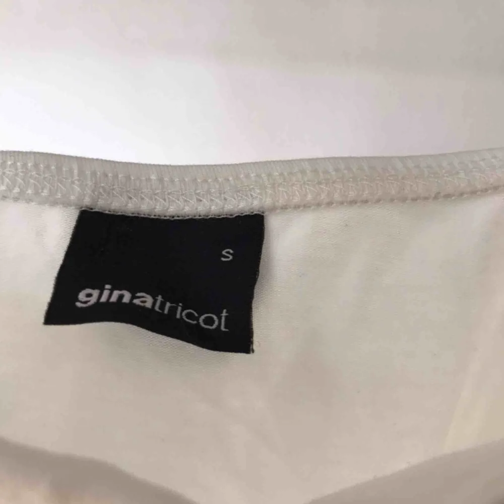 Jättefint vitt vanligt linne från Gina Tricot i strl S. Passar även som en XS. Aldrig använt! Säljer då jag har massa liknande linnen ✌🏼 FRAKTEN ÄR INKLUDERAD I PRISET. Toppar.