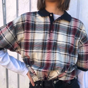  - Unik rutig t-shirt skjorta i beige, svart och röd. Jättesnygg att bära bara som den är eller med en långärmad tröja under🤩