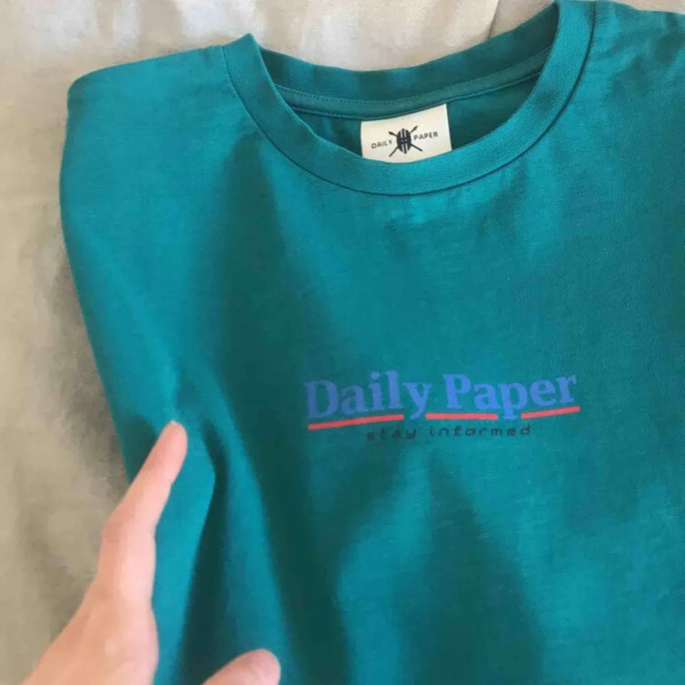 Daily Paper t-shirt köpt här på plick, Frakt tillkommer, betalning sker via swish💕 bara att skicka ett meddelande vid frågor/om du vill ha fler bilder mm🥳 går alltid att pruta . T-shirts.