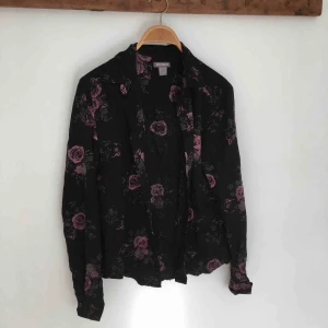  - Svart skjorta från HM med blomtryck på. Möts i Örebro eller skickar, då står köparen för frakt (30kr) :)