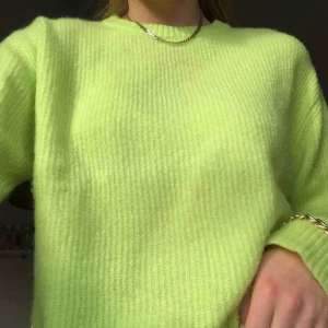  - Neon gul stickad tröja i storlek S⚡️
