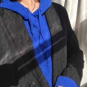  - Blå Hoddie i storlek M, något kroppad samt flared armar⚡️