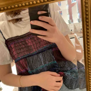  - Jättecoolt linne i lite genomskinligt material! Bra skick. Köpt i en butik i Paris så vet inte märket!