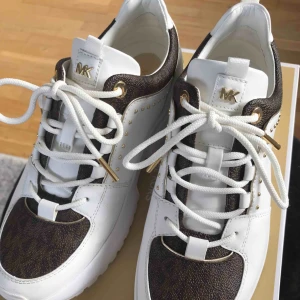  - Superfina skor som endast är använda 3 gånger! Inköpta för 2100kr. Kvitto o kartong finns! 