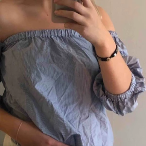  - Snygg offshoulder blus i skjort material. 