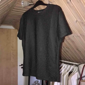  - Glittrig t-shirt från hm i storlek xs men passar även en s och en m