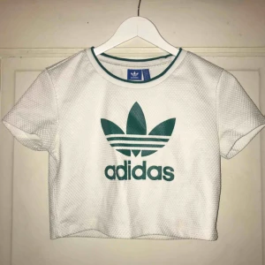  - Adidas croptop i storlek S. Väldigt bra skick