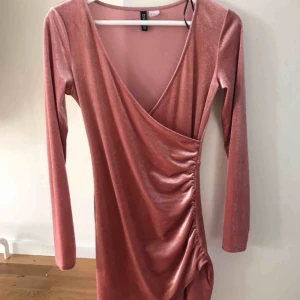  - Klänning från H&M i sammet. Använder hon och köptes i januari. Helt bra skick och aldrig använd. Frakten kommer kosta 42kr