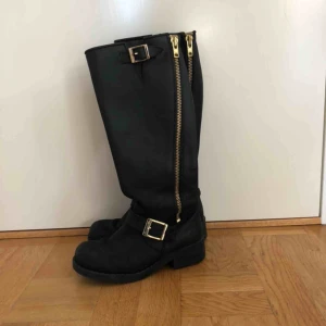  - Höga Johnny bulls kängor med guld detaljer använda ett fåtal gånger och i bra skick, köpta för 1800kr och pris kan diskuteras🥰