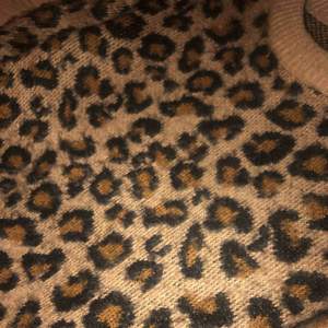 Jättefin tröja från H&M med leopard mönster!! Används tyvärr inte. Frakten står köparen för och jag tar endast swish 💓