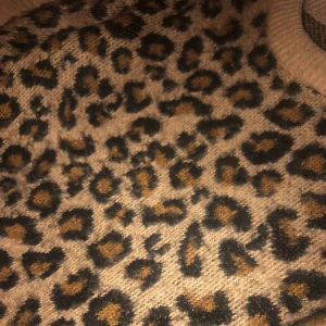  - Jättefin tröja från H&M med leopard mönster!! Används tyvärr inte. Frakten står köparen för och jag tar endast swish 💓