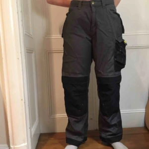  - snickarbyxor från snickers workwear! väldigt oversize, men väldigt najs! har klippt av en ficka (se bild 3) därför säljs de så billigt! 