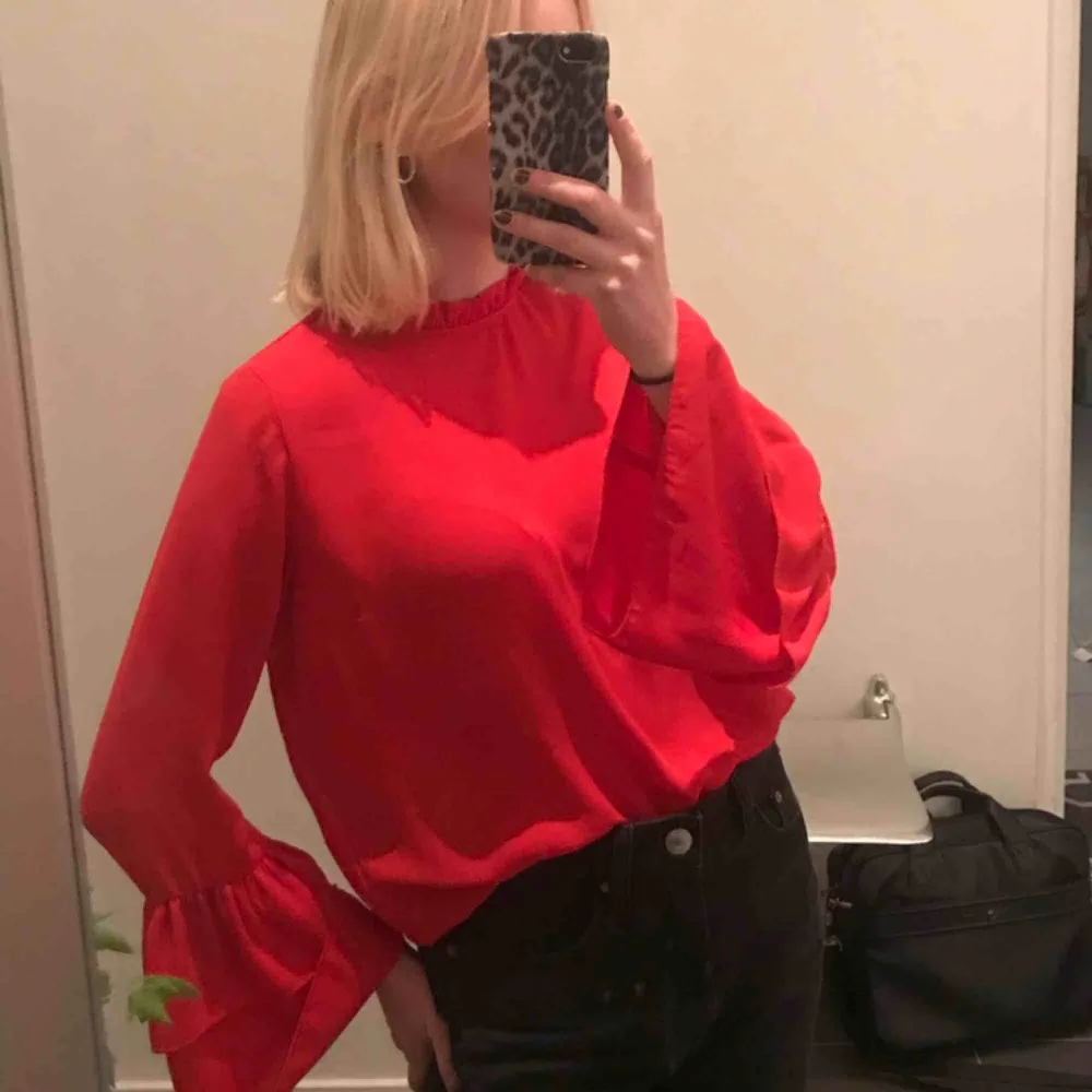 Säljer denna gulliga röda blus från Gina Tricot i storlek 34. Säljer pga att den bara hänger i garderoben, inte min stil längre🥰. Blusar.