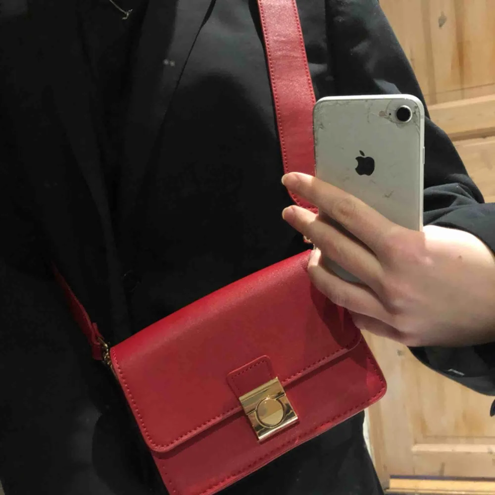 Röd väska från Åhléns, aldrig använd. Frakt 40 kr. . Väskor.