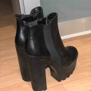  - Svarta höga ankelboots, traktorsulor, konstläder. Köpta utomlands därav av okänt märke, använda endast 1 gång och väldigt bekväma med tanke på höjden. Pris kan diskuteras vid snabb deal :)