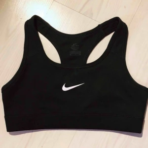  - Sport BH från Nike i storlek S (stretchig). Använd någon enstaka gång 