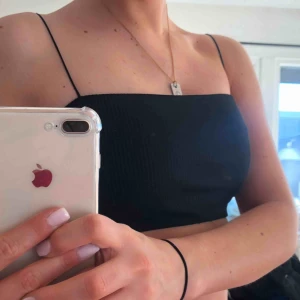  - ”Tubtopp” från Gina. Används ej alls. Jag är en storlek 36/S i alla kläder vanligtvis och är 177cm lång så passform kan variera. Hör gärna av dig om du har frågor! 🥰