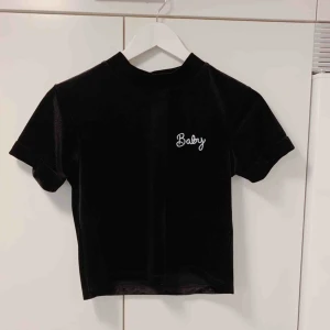  - Svart t-shirt i sammet stl M. Använd endast en gång. Kan skickas 🖤