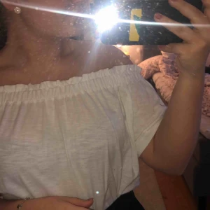  - Passar egentligen alla storlekar då den också är extremt skön och snygg! Man kan ha den på två olika sätt, som ni ser på bilden🥰 aldrig använd! Därför jag säljer den då den bara ligger i min garderob 💛