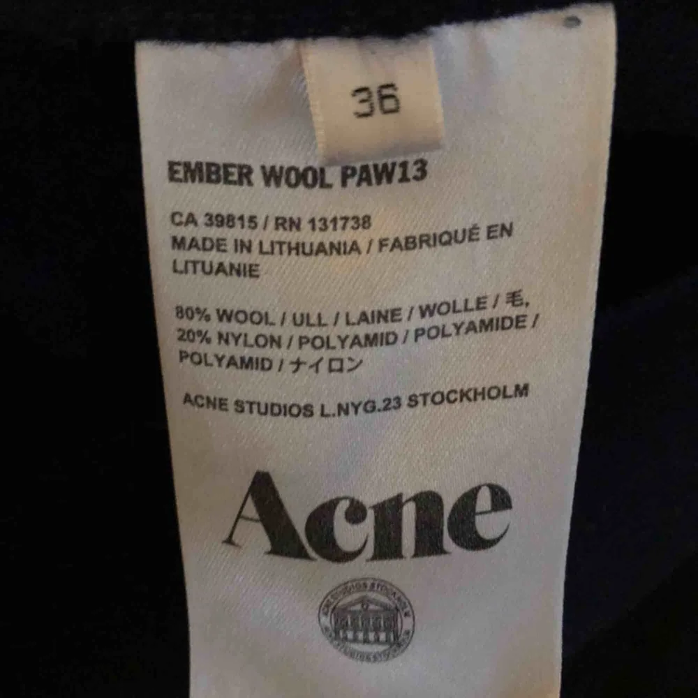  Underbar kappa i ull från Acne Studios - modell Ember Wool. Mörkt marinblå med sömlösa kanter. Tunt bälte i midjan i samma material. I använt men mycket fint skick! Strl 36 som passar 34-38. Ordpris 4000kr. Köpare står för frakt.   . Jackor.