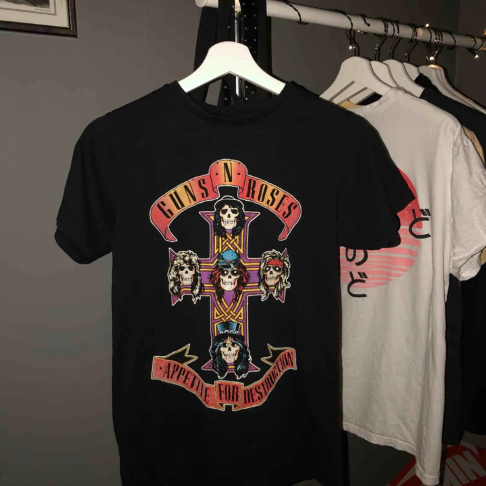 Guns N Roses tröja köpt någonstans i London. bra skick! kan fraktas mot en extra kostnad:D. T-shirts.