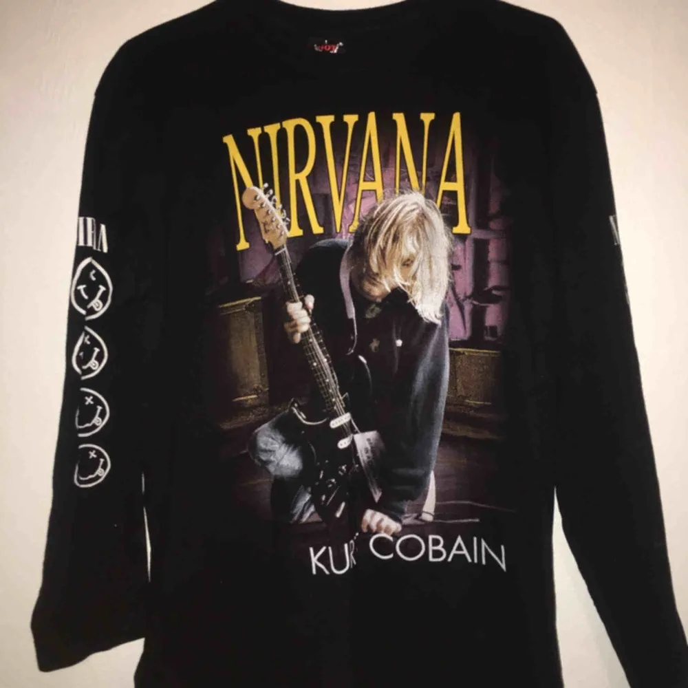 Unik Nirvana Kurt Cobain tröja stl L men jag som M tycker den sitter lika bra. Betalning sker via swish och köpare står för ev frakt!. Tröjor & Koftor.