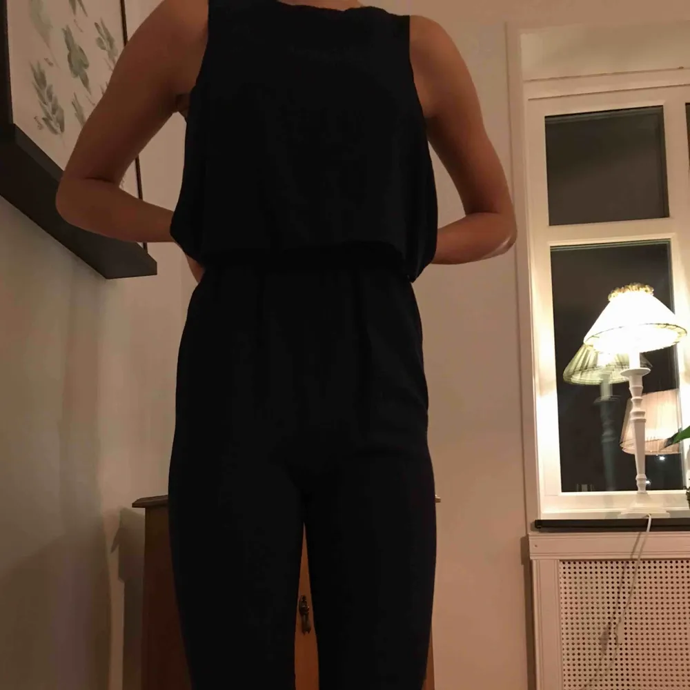 Snygg mörkblå jumpsuit som tyvärr inte längre passar. Jag är 176 cm lång och den är för kort. Två fickor i fram och köpt för något år sedan.. Klänningar.
