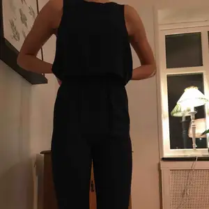 Snygg mörkblå jumpsuit som tyvärr inte längre passar. Jag är 176 cm lång och den är för kort. Två fickor i fram och köpt för något år sedan.