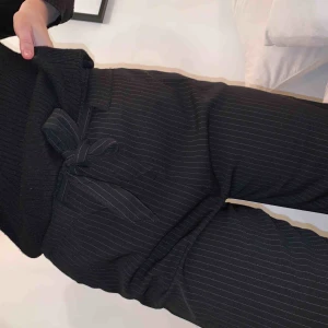  - Randiga raka byxor men en härlig passform! Långa i benen 😻 finns fickor samt ett justerbart band i midjan! 😋