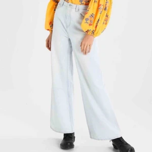  - Jeans från weekday i modellen ace, nypris är 500 om jag minns rätt! Så fina men säljer pga att de blivit för stora för mig! Några fläckar längst ner, men inget man tänker på när man har på sig dem. Möts gärna upp i Stockholm💞