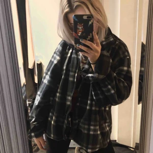  - Säljer min superfina flanelljacka då jag tröttnat på den, står storlek XL inuti men jag är en xs och den sitter väldigt snyggt oversize, har tagit upp den med säkerhetsnålar på bilderna men den går egentligen till mitten på låren typ⭐️❄️☠️