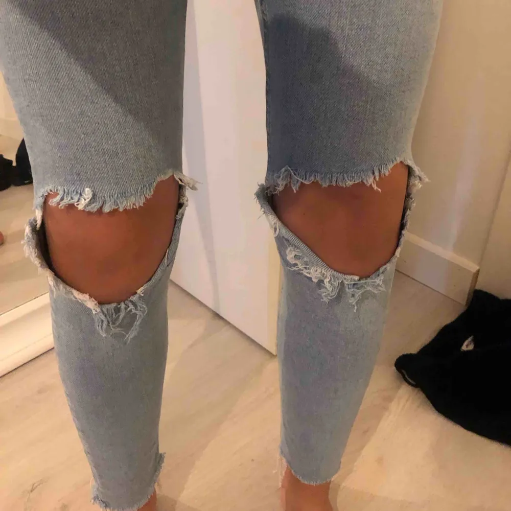 Säljer mina fina jeans ifrån carlings pga att dom har blivit för små! Sparsamt använda . Jeans & Byxor.