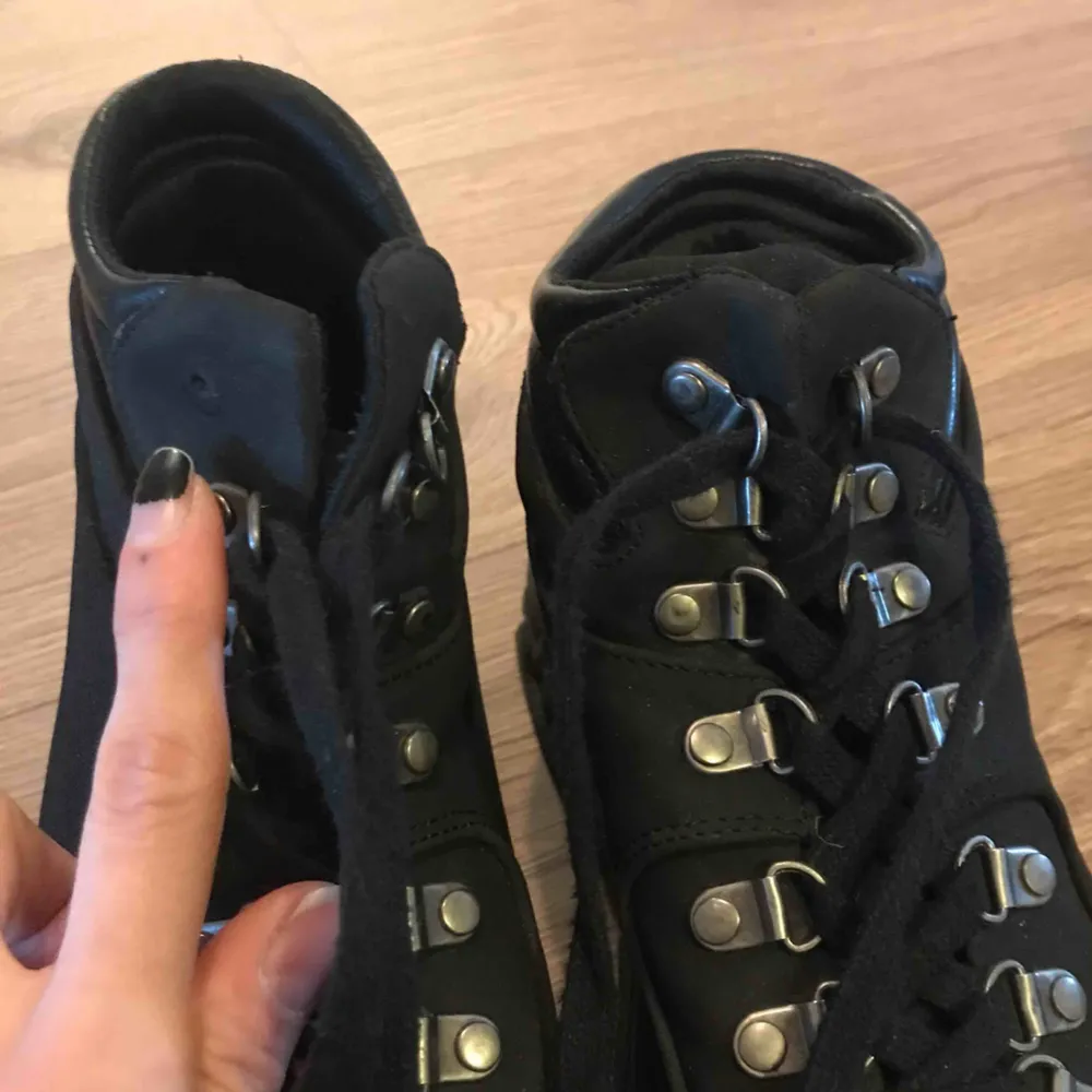 Chunky, grova, platform boots/sneakers. Lossnat en metallgrej men går att knyta ett snäpp ner utan problem. (Därav priset). . Skor.