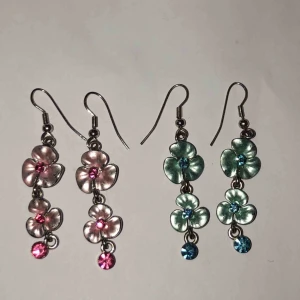  - Jätte gulliga örhängen! 30 kr st / 50 kr för båda! Frakt 9 kr!